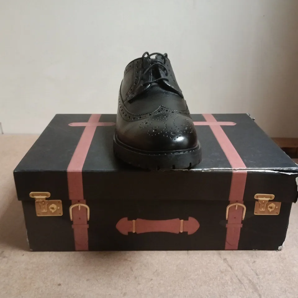 BOXED PAIR OF WALK LONDON JAMES BROGUE SHOES IN BLACK SIZE UK 9