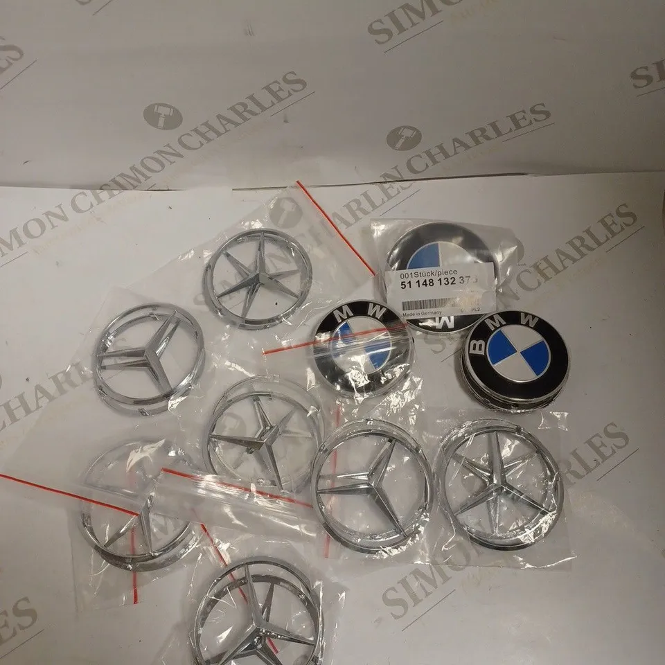 BOX OF APPROXIMATELY 15 BMW & MERCEDES BENZ REPLACEMENT PLASTIC BADGES 