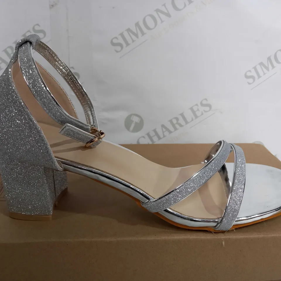 BOXED PAIR OF DESIGNER OPEN TOE BLOCK HEELED STRAP UP SHOES - SILVER SPARKLE - EU 39