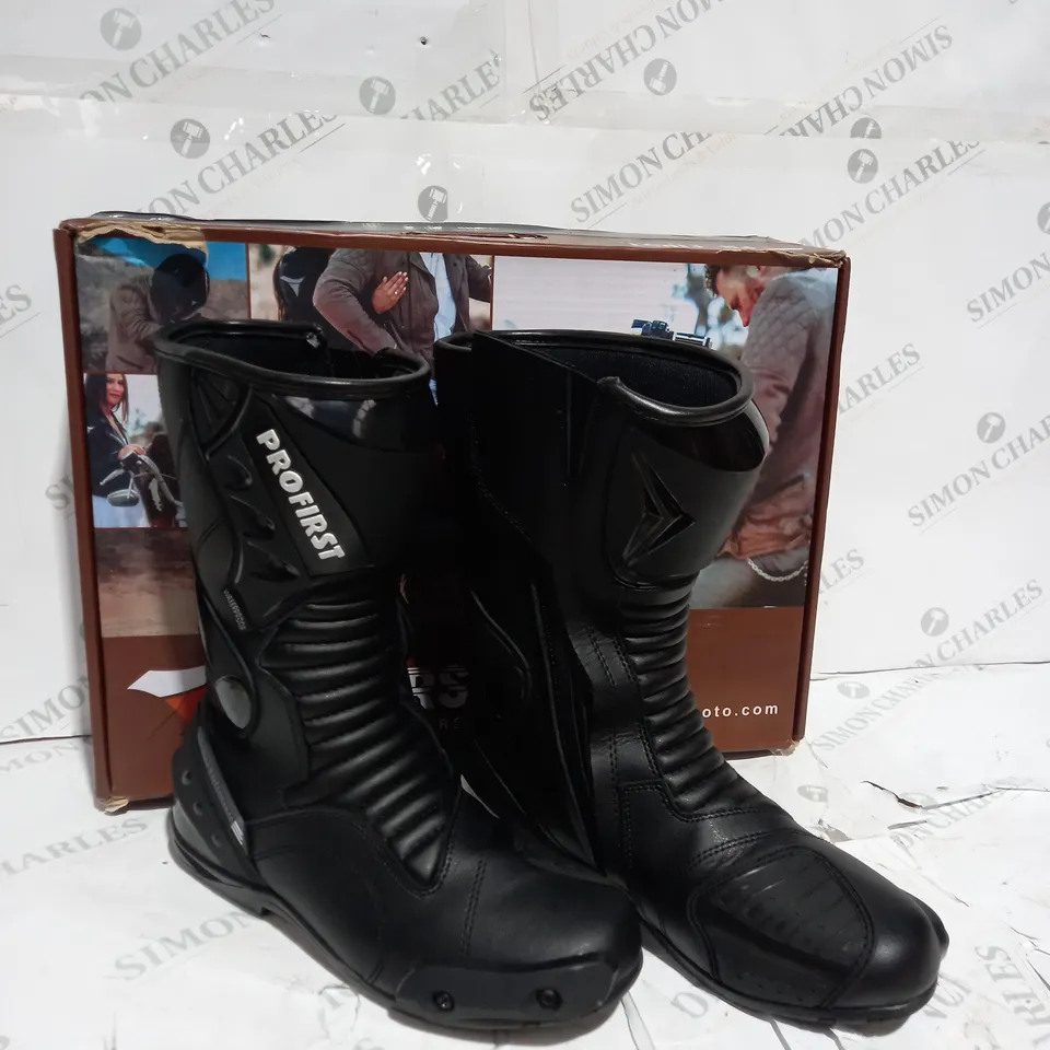 BOXED PAIR OF PROFIRST SIZE 9 MOTORCYCLE BOOTS 