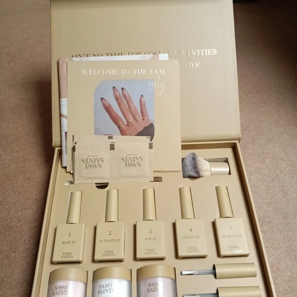 SASSY SAINTS NAIL DIP POWDER KIT – 5 NAIL POLISH BOTTLES WITH ACCESSORIES (BOXED)