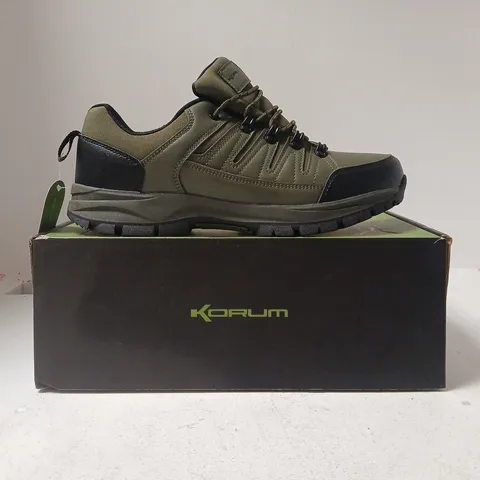 BOXED PAIR OF KORUM SUPERSEAL WALKING SHOES IN GREEN/BLACK SIZE UK 10