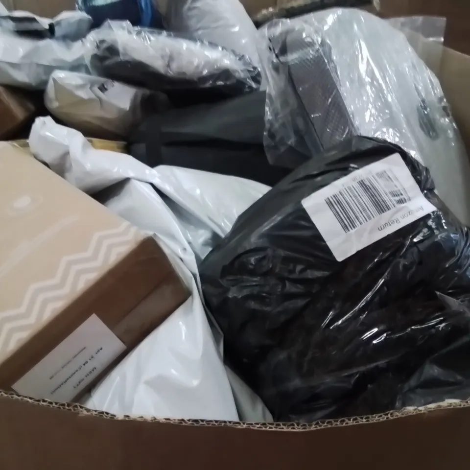 PALLET CONTAINING A LARGE QUANTITY OF PILLOWS