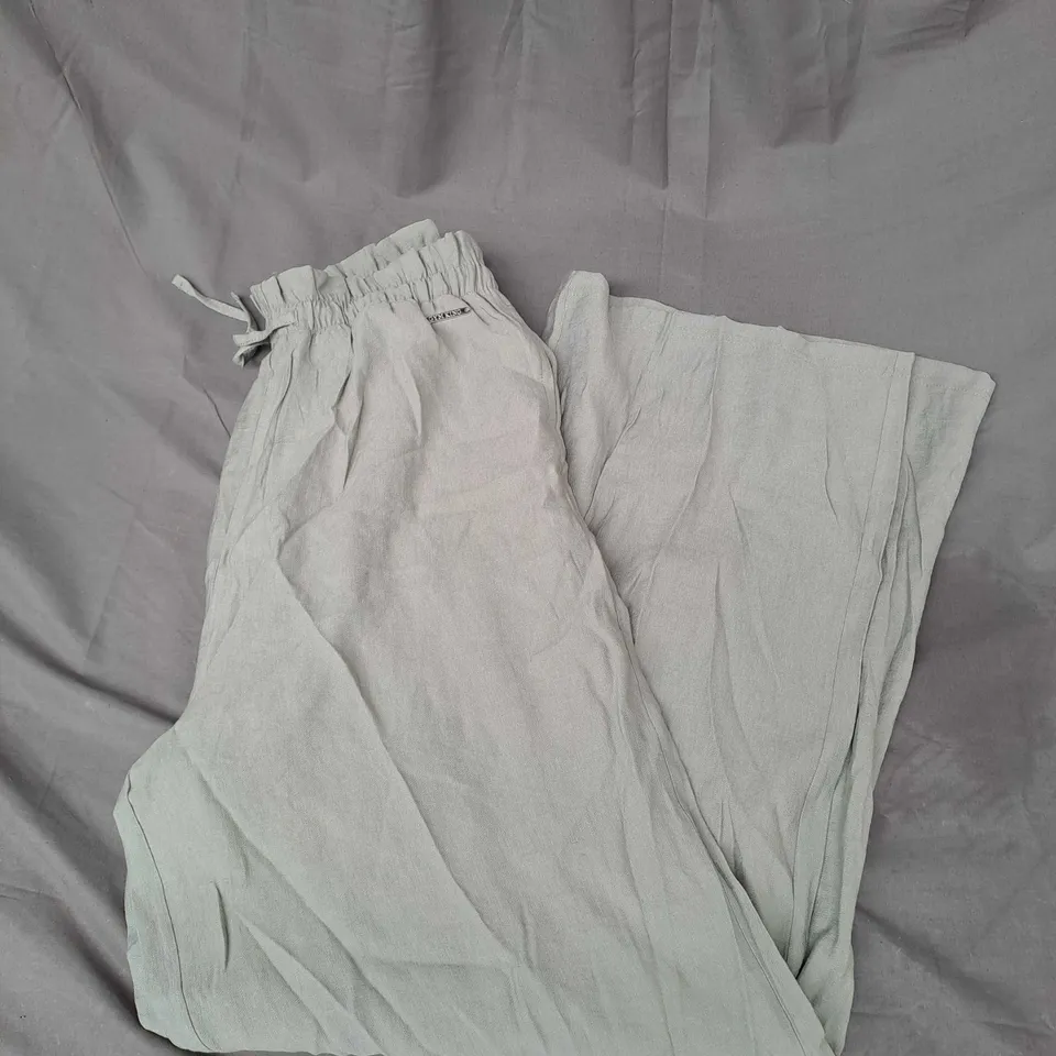 GYM KING SIGNATURE WOVEN PAPER BAG TROUSERS IN DUSKY SAGE SIZE 10