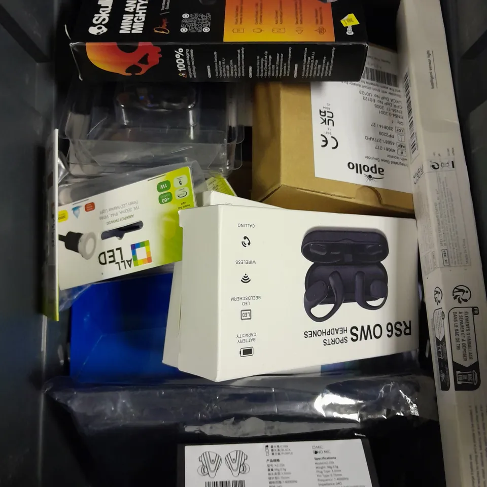 APPROXIMATELY 15 ASSORTED ELECTRICAL PRODUCTS TO INCLUDE WIRELESS EARPHONES, CAMERA FLASH, HANDHELD FAN ETC 