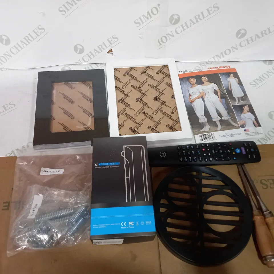 BOX OF ASSORTED HOUSEHOLD ITEMS 