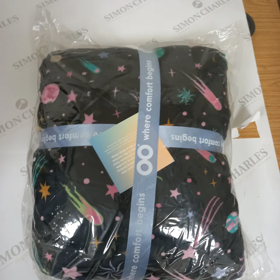OODIE OVERSIZED HOODED BLANKET