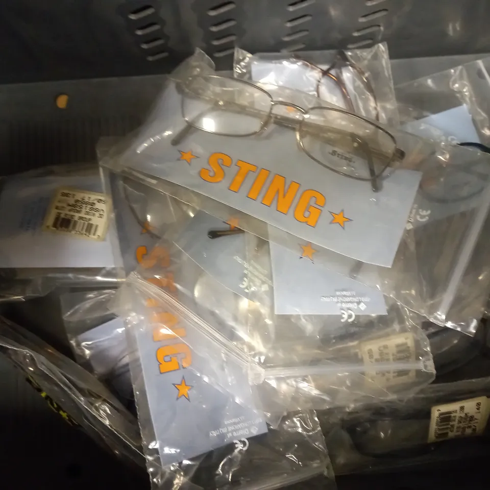 APPROXIMATELY 10 ASSORTED DE RIGO STING GLASSES TO INCLUDE MODELS 6180, 6177, 4403, 4405 ETC. 