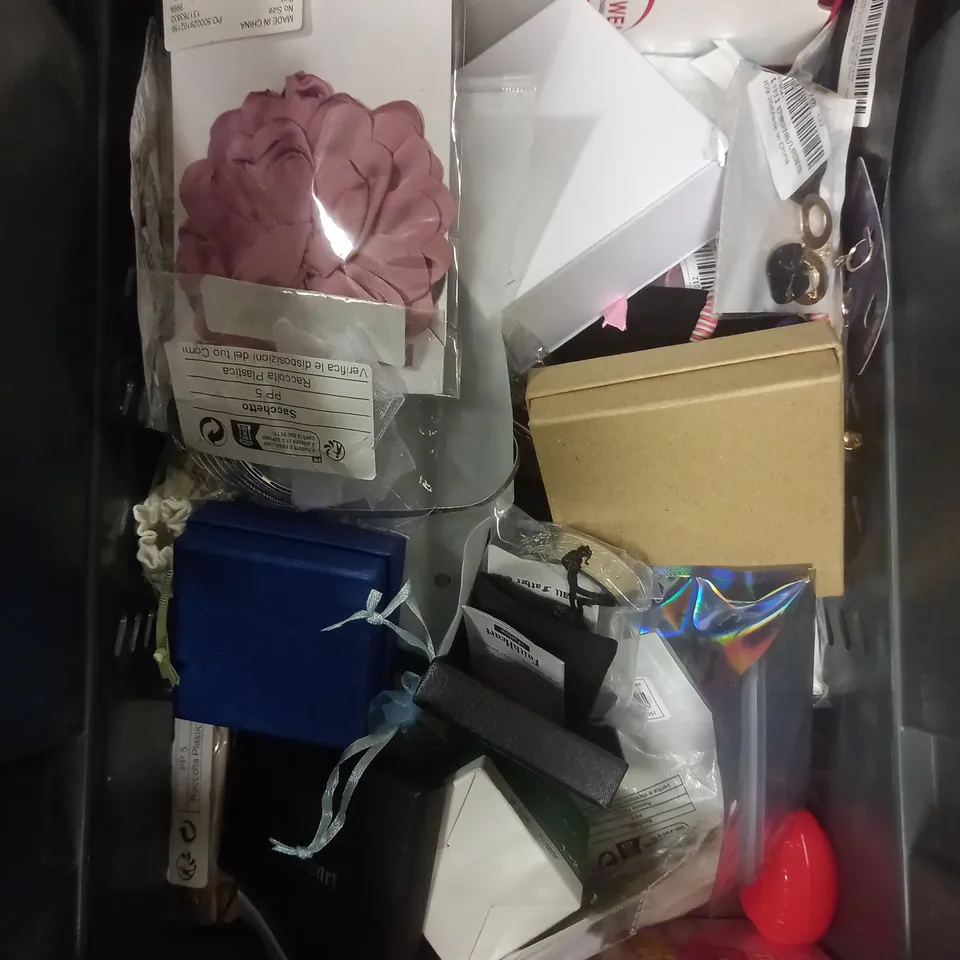 APPROXIMATELY 20 ASSORTED JEWELLERY PRODUCTS TO INCLUDE RINGS, EARRINGS, NECKLACES ETC 