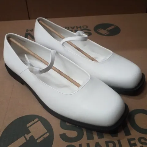 BOX CONTAINING APPROXIMATELY 9 PAIRS OF BRAND NEW SIMPLY BE ECRU BROOKE EX WIDE FLATS - SIZE 9