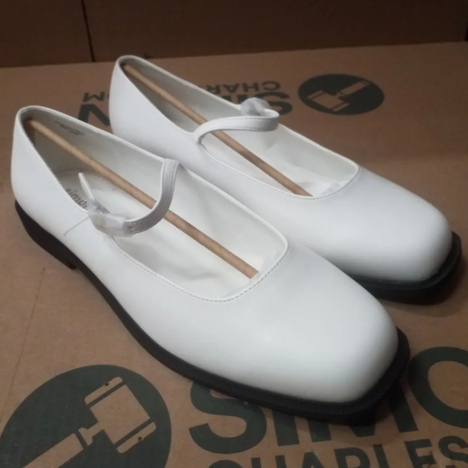 BOX CONTAINING APPROXIMATELY 9 PAIRS OF BRAND NEW SIMPLY BE ECRU BROOKE EX WIDE FLATS - SIZE 9
