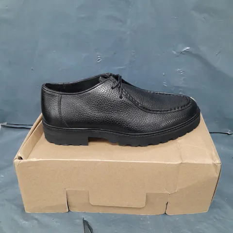 BOXED PAIR OF MOSS HACKNEY BLACK GRAIN SHOES - 8