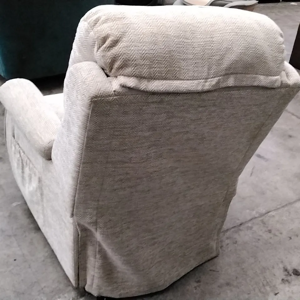 QUALITY BRITISH DESIGNER G PLAN MANUFACTURED NEWMARKET SMALL DUAL ELEVATE CHAIR - CHEVRON SANDSTORM FABRIC 