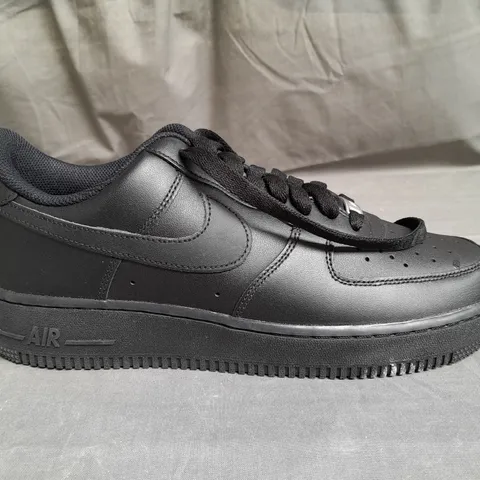 PAIR OF NIKE AIR FORCE 1 BLACK TRAINERS SIZE UK 8.5