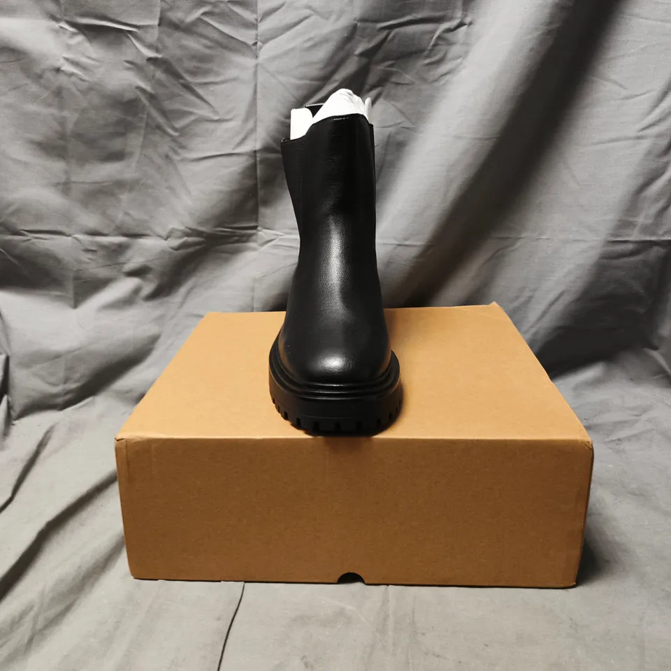 BOXED PAIR OF V BY VERY CHELSEA BOOTS IN BLACK SIZE 6