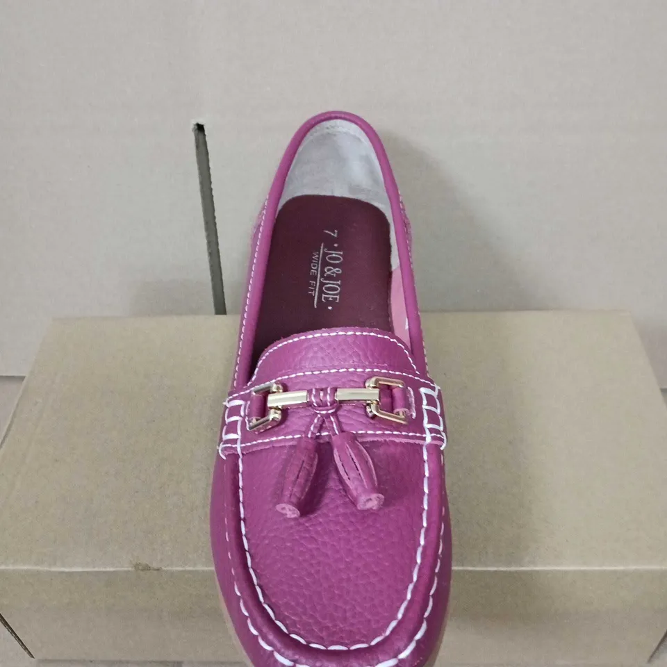 BOXED PAIR OF JO & JOE PINK LEATHER TASSEL LOAFERS – WIDE FIT UK SIZE 7