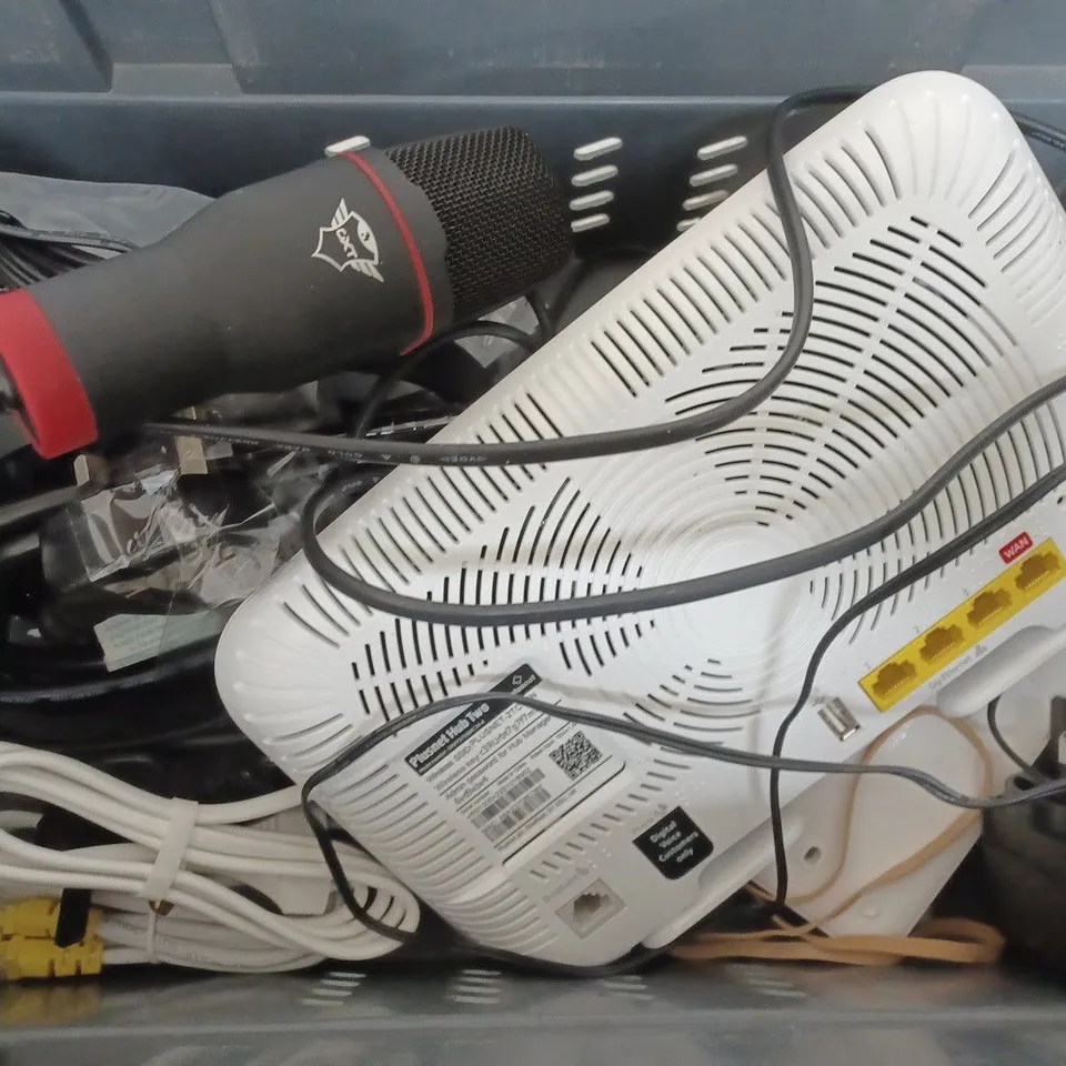 BOX OF APPROXIMATELY 7 ASSORTED ITEMS TO INCLUDE - HOME CHARGER - ETHERNET CABLE - TALKTALK BOX ETC