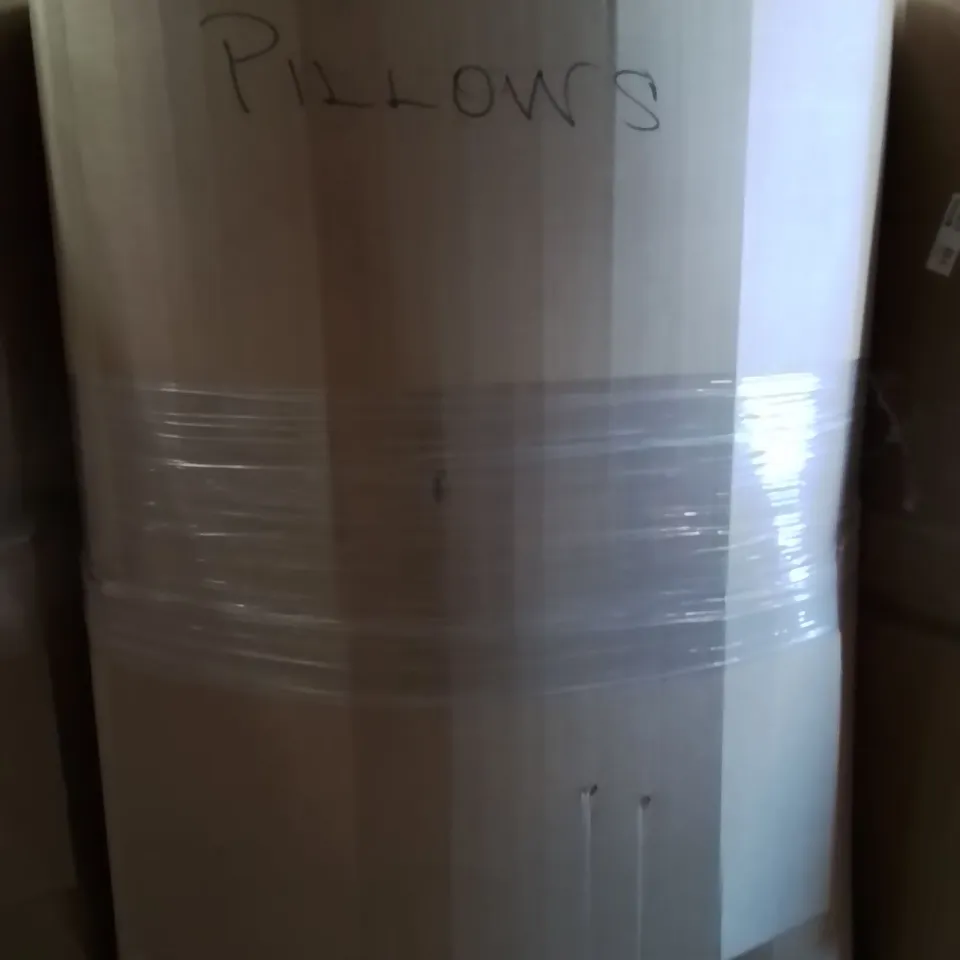 PALLET CONTAINING A LARGE QUANTITY OF PILLOWS 