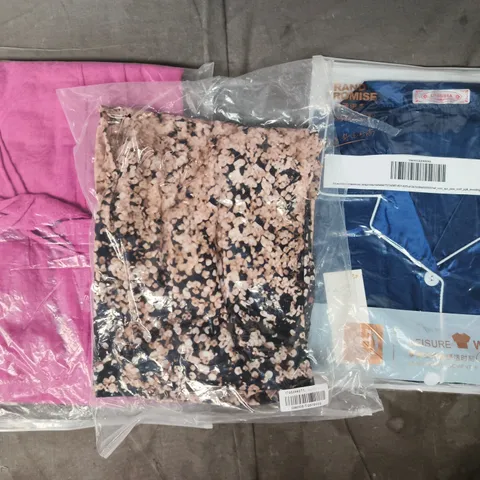 APPROXIMATELY 20 ASSORTED CLOTHING AND FASHION PRODUCTS IN VARIOUS STYLES AND SIZES - COLLECTION ONLY