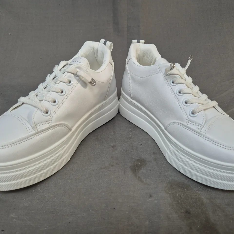 BOXED PAIR OF UNBRANDED SHOES IN WHITE EU SIZE 36