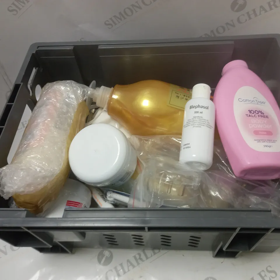BOX OF APPROXIMATELY 20 COSMETIC ITEMS TO INCLUDE BLEPHASOL, MASTERPLAST, COTTON TREE, ETC