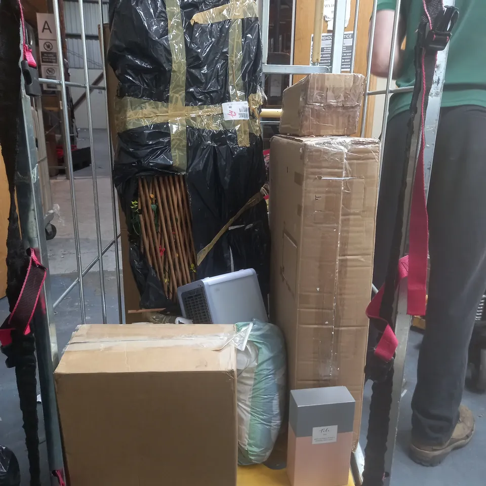 CAGE OF 10 ASSORTED HOMEWARE ITEMS TO INCLUDE SOLAR POWERED LIGHTS, ANTI-AGEING LIFTING FIRMING FACE TOOL, AND PORTABLE FAN ETC. 