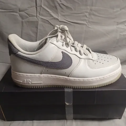 BOXED PAIR OF NIKE AIR FORCE 1 LOW TRAINERS – WHITE/GREY - UK SIZE 8.5