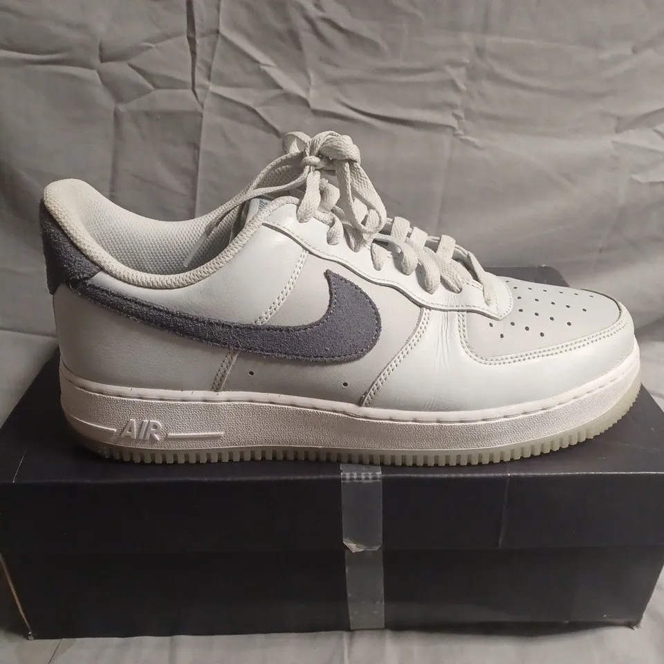 BOXED PAIR OF NIKE AIR FORCE 1 LOW TRAINERS – WHITE/GREY - UK SIZE 8.5