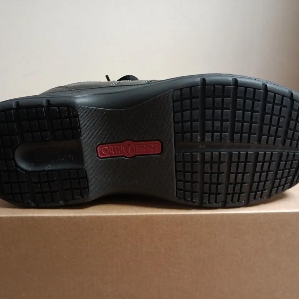 BOXED PAIR OF ORTHOFEET PIERRE BLACK X-WIDE (4E) MEN'S SHOES, UK9 (EU 42.5)