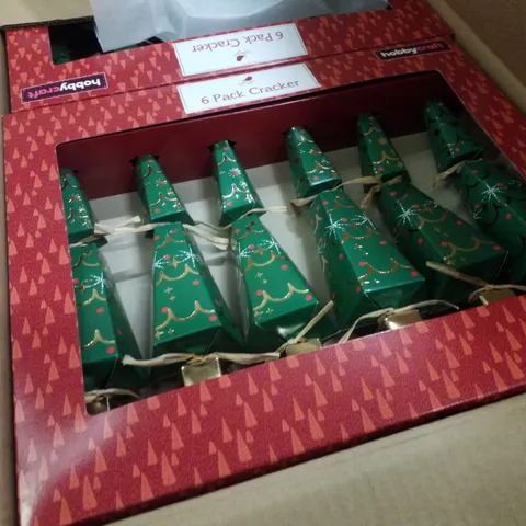 PALLET CONTAINING LARGE QUANTITY OF CHRISTMAS TREE CRACKERS