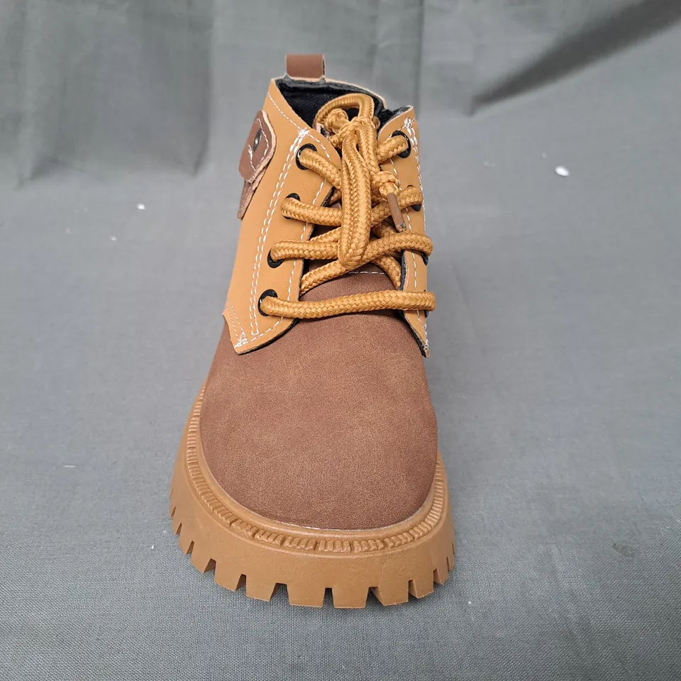 BOXED PAIR OF DESIGNER KIDS ANKLE BOOTS IN TAN EU SIZE 24