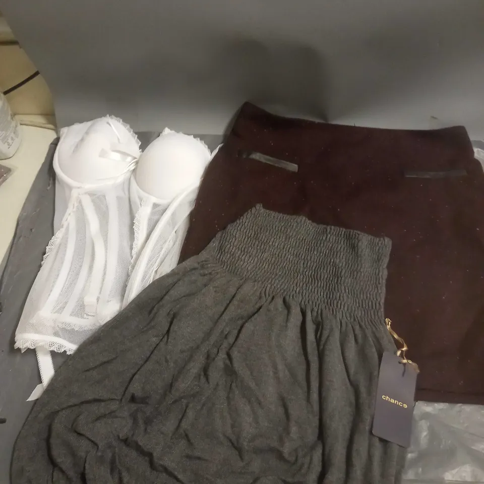 APPROXIMATELY 30 LADIES CLOTHING PRODUCTS IN VARIOUS STYLES AND SIZES