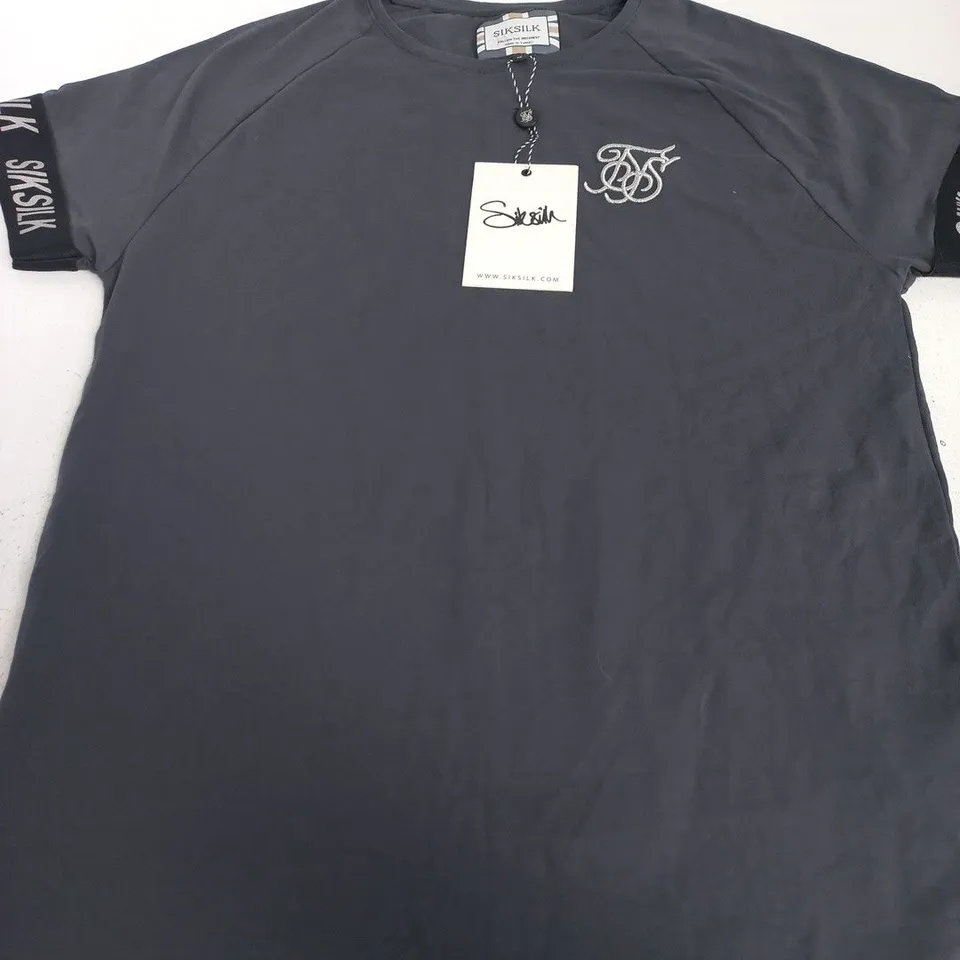 SIKSILK TAPE TEE ANTHRACITE – SIZE M 