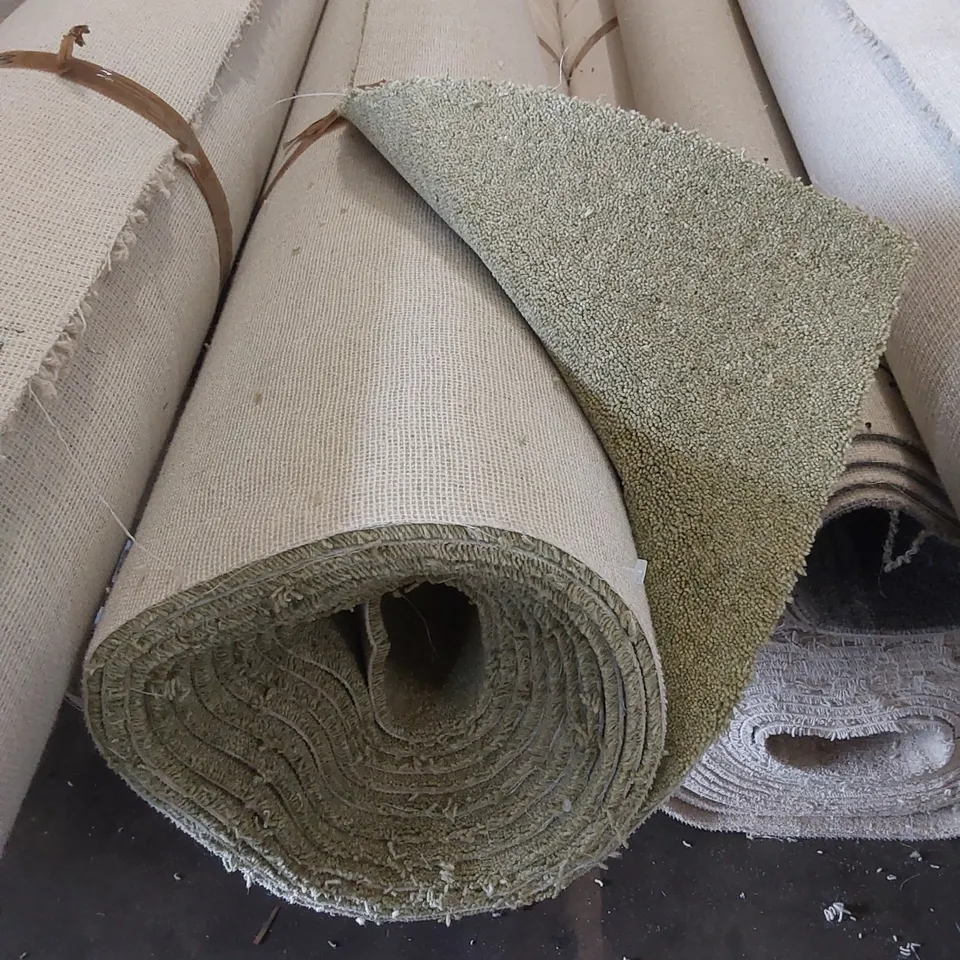 ROLL OF QUALITY ROSEDALE SPAUNTON MOOR CARPET // SIZE: APPROX 4 X 7.33m