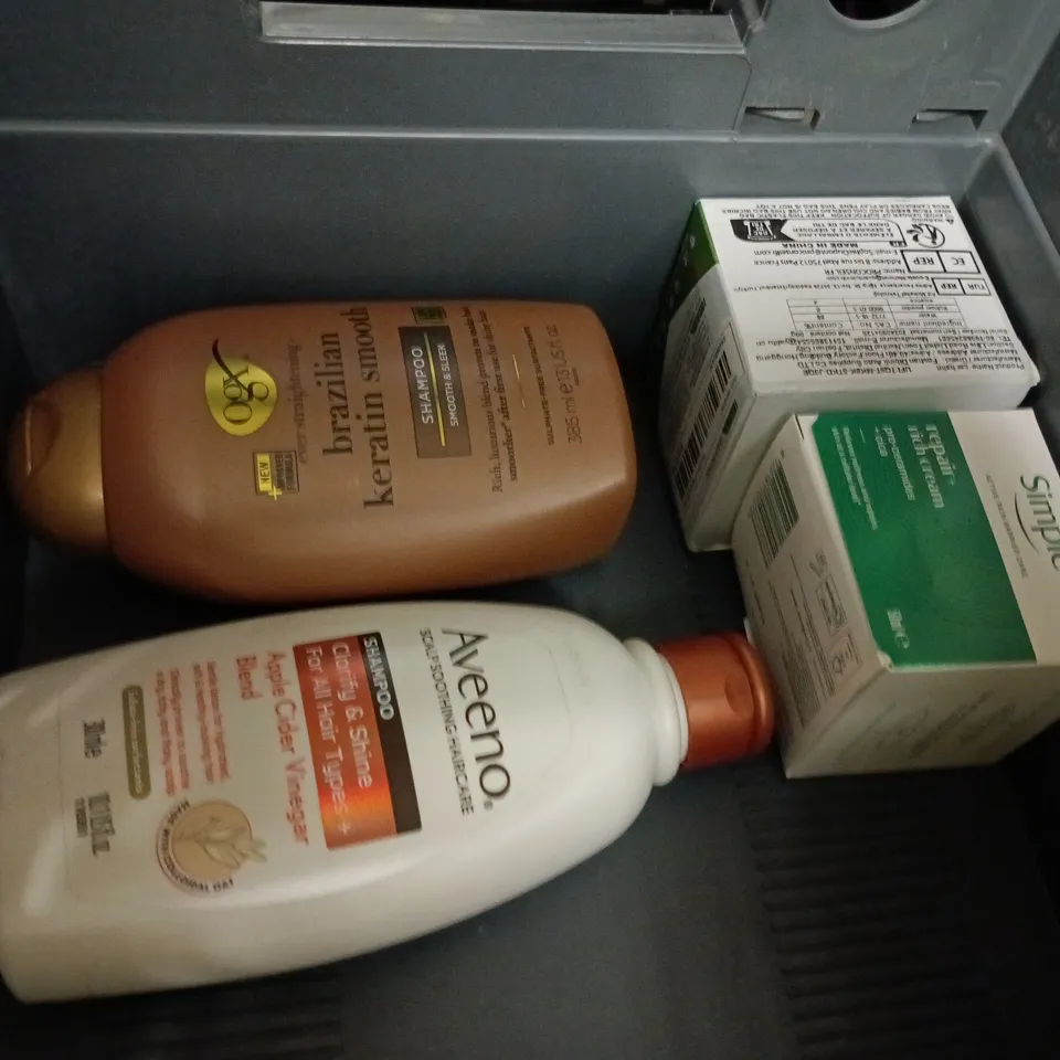 LOT OF APPROXIMATELY 18 ASSORTED HEALTH AND BEAUTY ITEMS TO INCLUDE BODYSHOP, SIMPLE AND NIVEA MEN