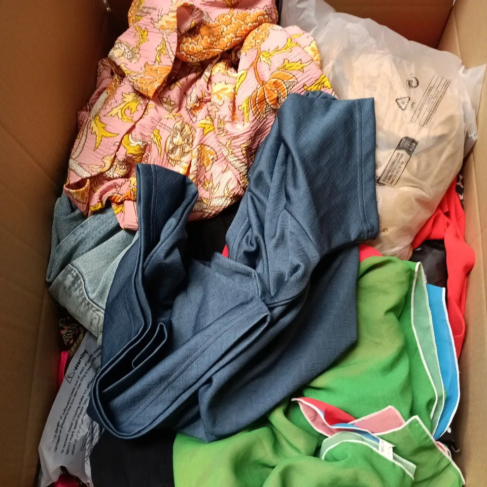 BOX OF APPROXIMATELY 25 ASSORTED CLOTHING ITEMS IN VARIOUS STYLES , COLOURS AND SIZES