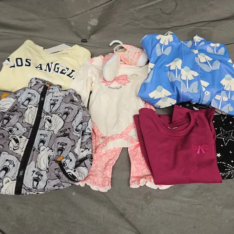 BOX OF APPROXIMATELY 30 ASSORTED KIDS CLOTHING ITEMS TO INCUDE - COAT - JUMPER - TOPS, ETC
