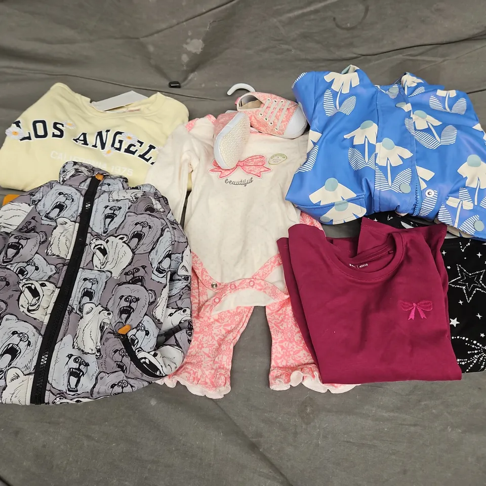 BOX OF APPROXIMATELY 30 ASSORTED KIDS CLOTHING ITEMS TO INCUDE - COAT - JUMPER - TOPS, ETC