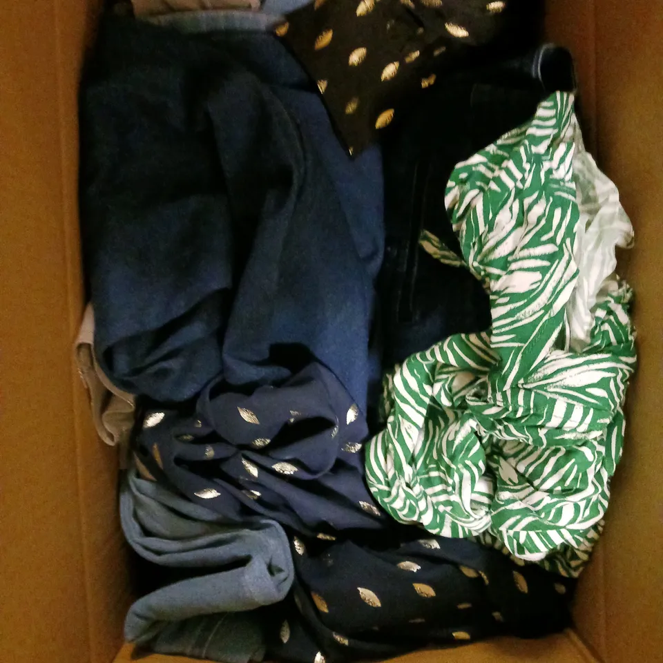 BOX OF APPROXIMATELY 10 ASSORTED CLOTHING AND FASHION ITEMS IN VARIOUS STYLES, SIZES, AND COLOURS / COLLECTION ONLY 