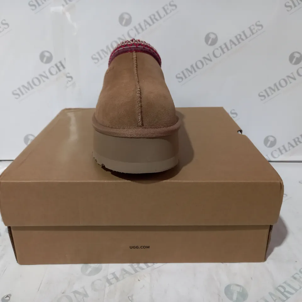 BOXED PAIR OF UGG WTAZZ SHOES IN TAN UK SIZE 4