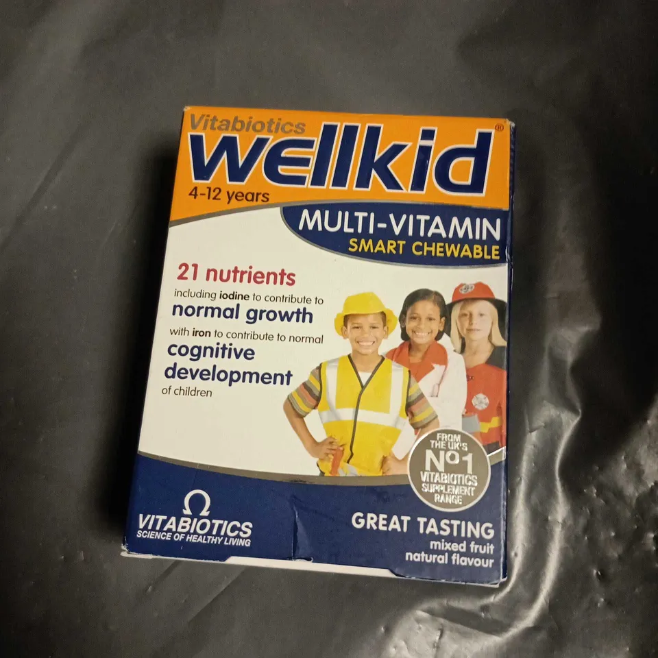 APPROXIMATELY 15 ASSORTED VITAMIN AND SUPPLEMENT ITEMS INCLUDING NUTRAVITA MULTIVITAMINS , FEROGLOBIN GENTLE IRON AND WELLID MULTI VITAMIN 