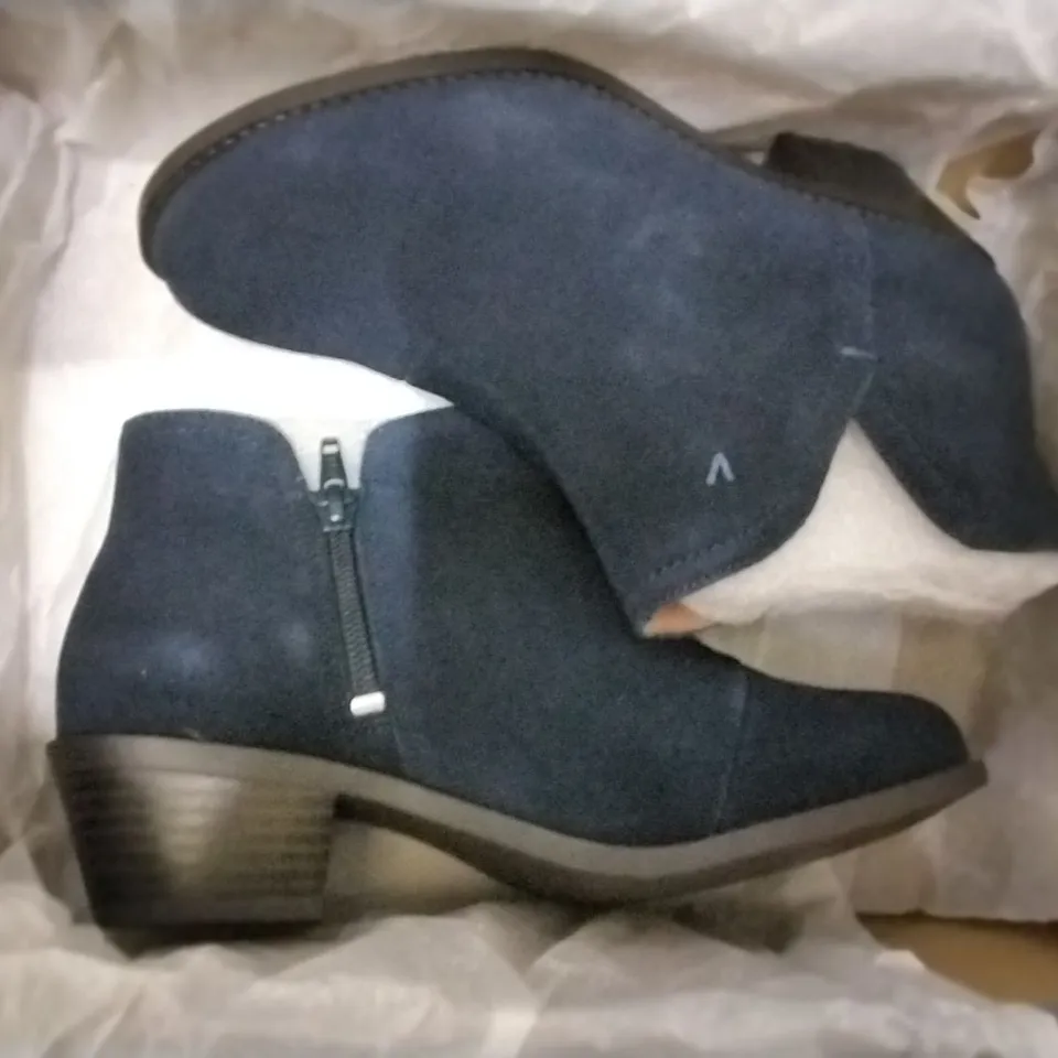 3 VIONIC SHOE BOXES CONTAINING 2 × HONOR DAYNA GREY LOAFERS SIZE 6, FELICITY LIV NAVY ANKLE BOOTS SIZE 6