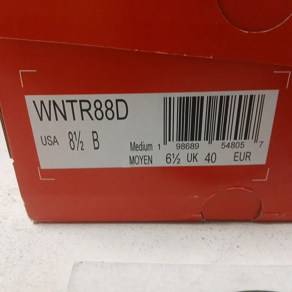 NEW BALANCE WNTR88D TRAINERS – GREY/BEIGE, UK 6.5 (US 8.5) – BOXED
