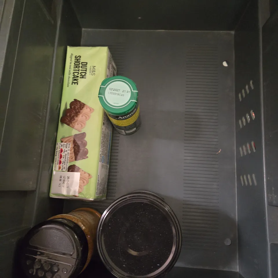 APPROXIMATELY 14 ASSORTED FOOD & DRINK ITEMS TO INCLUDE - M&MS PEANUT - JOESEPHS WHITE CHOC & RASPBERRY POPCORN - DAIRY MILK CARAMEL - ETC - COLLECTION ONLY
