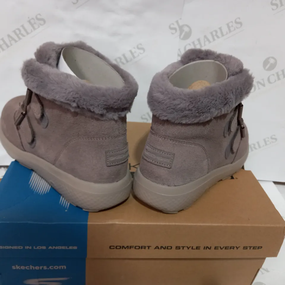 BOXED PAIR OF SKECHERS TAUPE WINTER BOOT  - SIZE 4