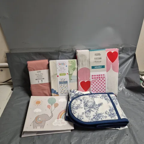 APPROXIMATELY 10 ASSORTED ITEMS TO INCLUDE EASY CARE DUVET SET DOUBLE, HELLO LITTLE ONE PHOTO ALBUM, SATEEN PILLOWCASES, ETC