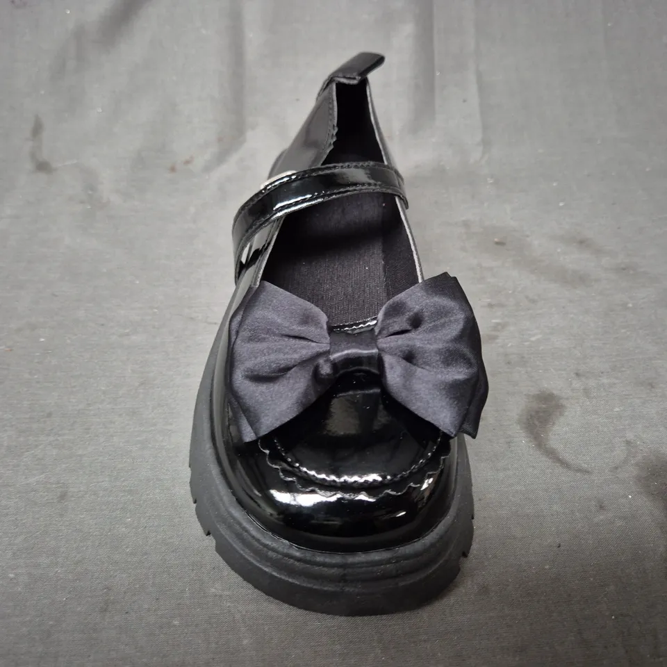 BOXED PAIR OF UNBRANDED SHOES IN GLOSSY BLACK W. BOW DETAIL EU SIZE 39