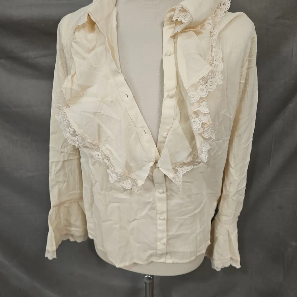 THE HIPPIE SHAKE STORYTELLER LACE TRIM RUFFLE BLOUSE IN CREAM SIZE 10