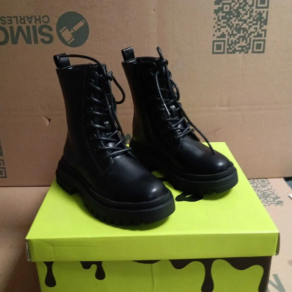 KOI KIDZ MAGIC DREAMERS LACE UP BOOTS BLACK SIZE 10