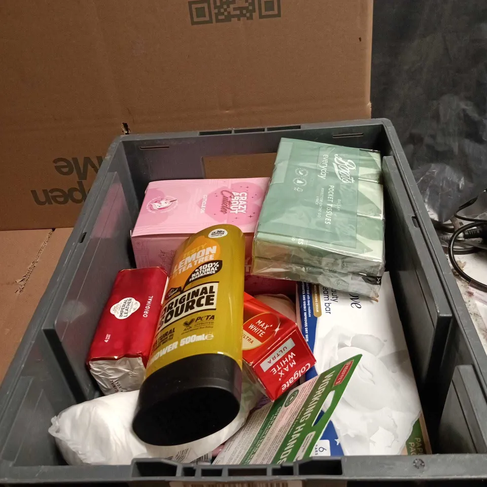 TOTE OF APPROXIMATELY 18 ASSORTED COSMETIC ITEMS TO INCLUDE IMPERIAL LEATHER, ORIGINAL SOURCE, COLGATE MAX WHITE, O'KEEFES WORKING HANDS ETC